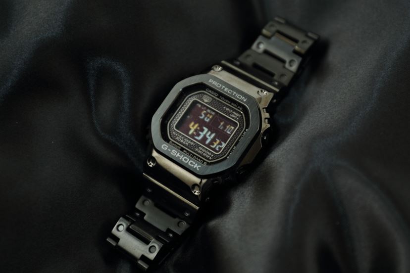 即完売必至！ G-SHOCK人気No.1フルメタルスクエアに極上の「赤