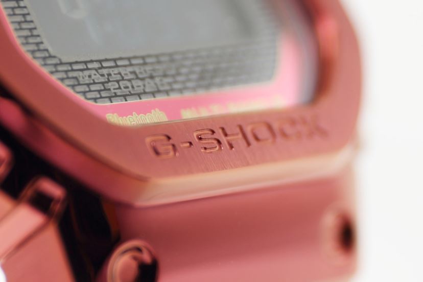 即完売必至！ G-SHOCK人気No.1フルメタルスクエアに極上の「赤