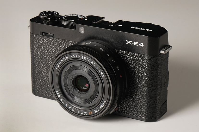 富士フイルム「X-E4」レビュー。ミニマルなデザイン＆操作性を