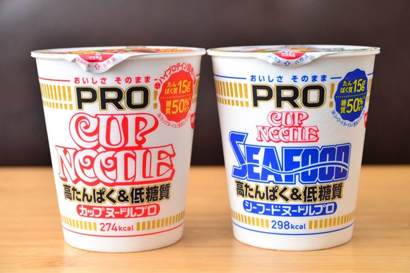 糖質半分”の「カップヌードルPRO」を本家と食べ比べ！「おいしさそのまま」は本当!? - 価格.comマガジン