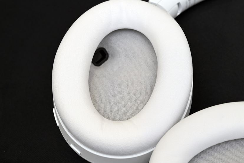 純白が映える! ソニーのノイキャンヘッドホン「WH-1000XM4」に 純白が映える! ソニーのノイキャンヘッドホン「WH-1000XM4」に