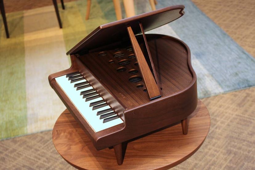 ハイグレードな知育楽器！ 天然木の家具調「ミニグランドピアノ