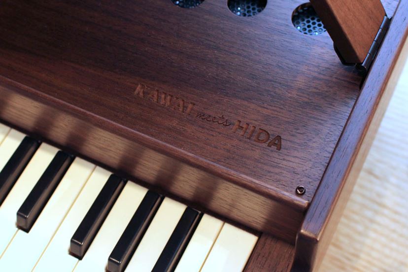 ハイグレードな知育楽器！ 天然木の家具調「ミニグランドピアノ