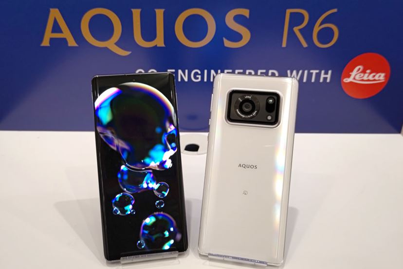 Leicaカメラと大型指紋認証付き有機ELパネルを採用。シャープ「AQUOS