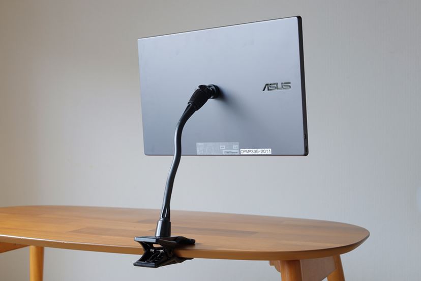 三脚ネジ穴付きの変わり種!? ASUSのモバイルディスプレイ