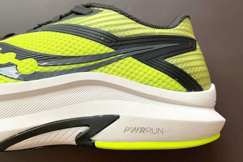 厚底シューズが8,000円切り！ サッカニー「アクソン」の高コスパを検証