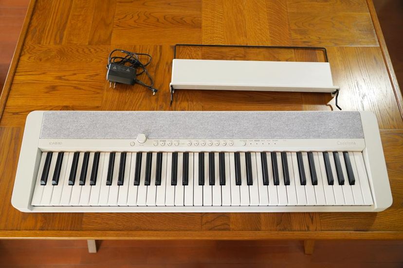 おしゃれキーボード「カシオトーン CT-S1」でピアノ未経験男子が演奏に