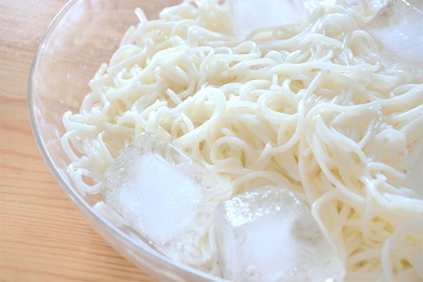 ひとり流しそうめん」が楽しい！ “好きな器で”麺が流せる革命的マシン誕生 - 価格.comマガジン