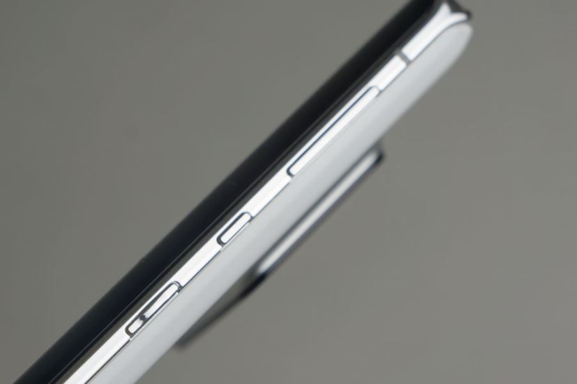 カメラもスゴいが、ディスプレイもスゴい！ シャープ「AQUOS R6