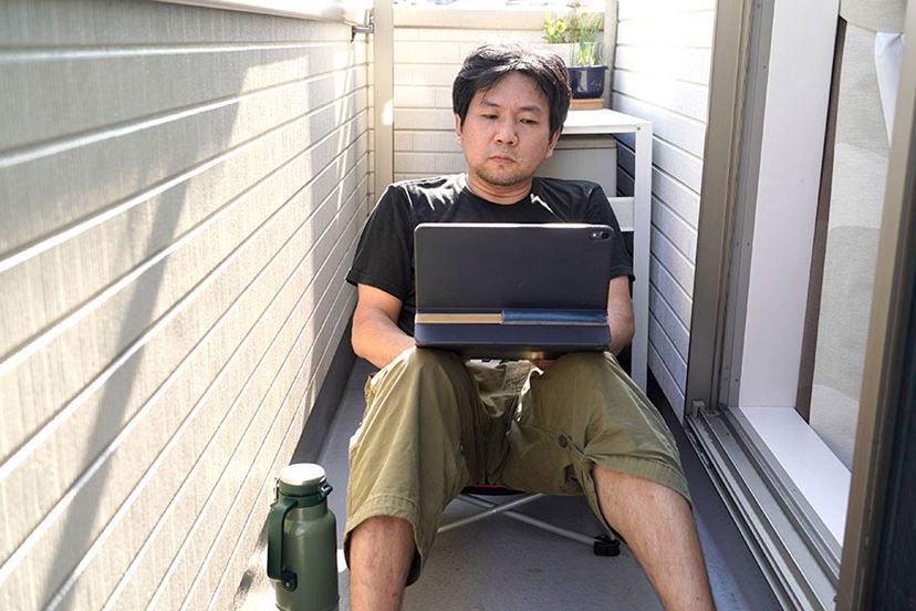 ソファ級の座り心地！ コールマンの折りたたみチェアが室内で