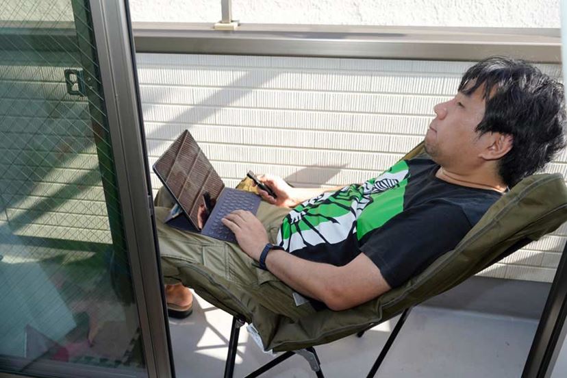 ソファ級の座り心地！ コールマンの折りたたみチェアが室内で使いたい