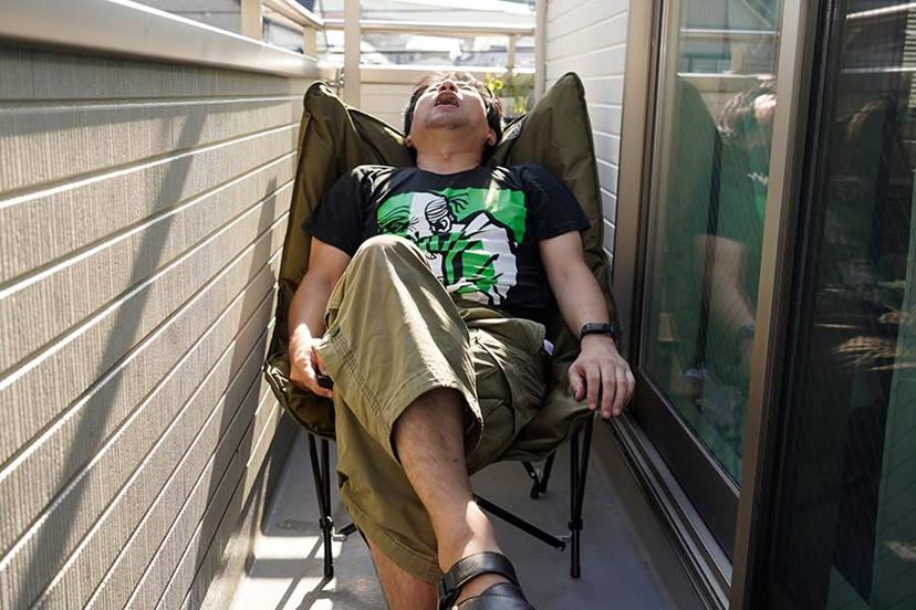ソファ級の座り心地！ コールマンの折りたたみチェアが室内で