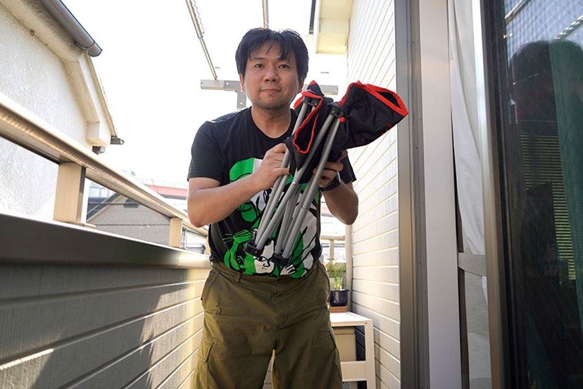 ソファ級の座り心地！ コールマンの折りたたみチェアが室内で