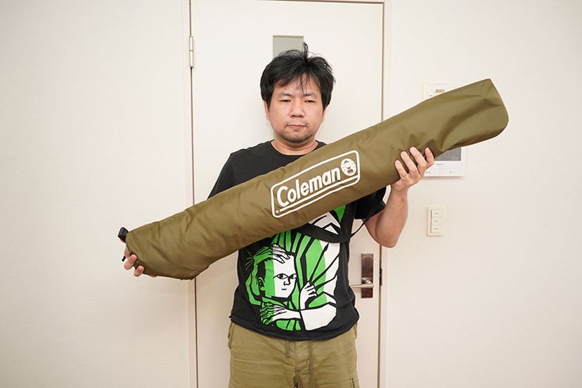 ソファ級の座り心地！ コールマンの折りたたみチェアが室内で