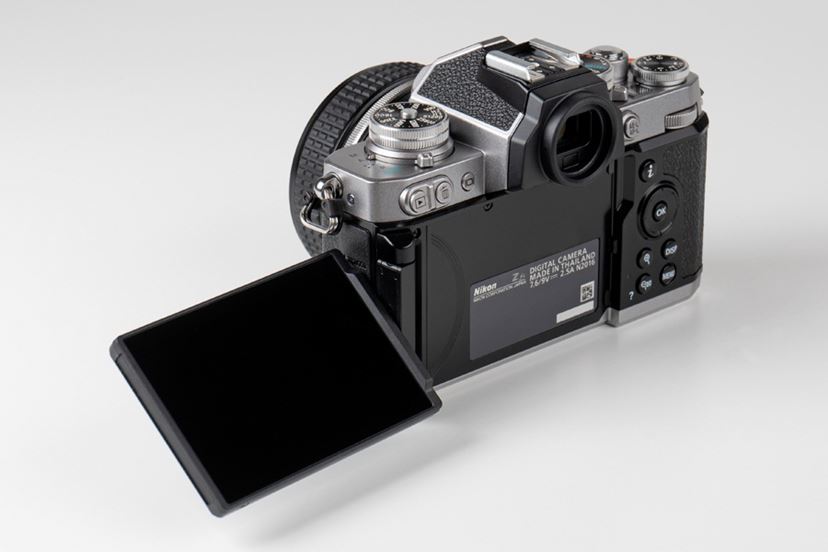 Nikon Z fc ミラーレス一眼 カメラ 本体美品 シャッター774枚 良品 | シャッター数16,570回] Nikon Z fc [ボディ シルバー] | Nikon