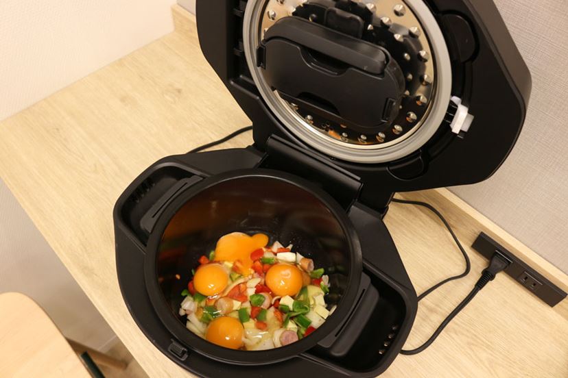 本体幅が小さくなった！ 食材をつぶしたり、泡立てもできる新型「ヘルシオ ホットクック」 - 価格.comマガジン