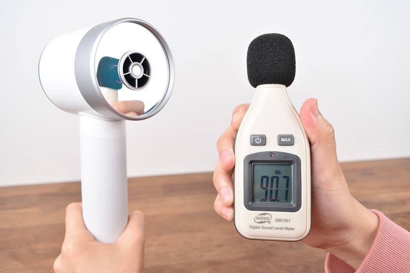 コードレスヘアドライヤーなのに大風量！ 太陽のような光と風で髪を