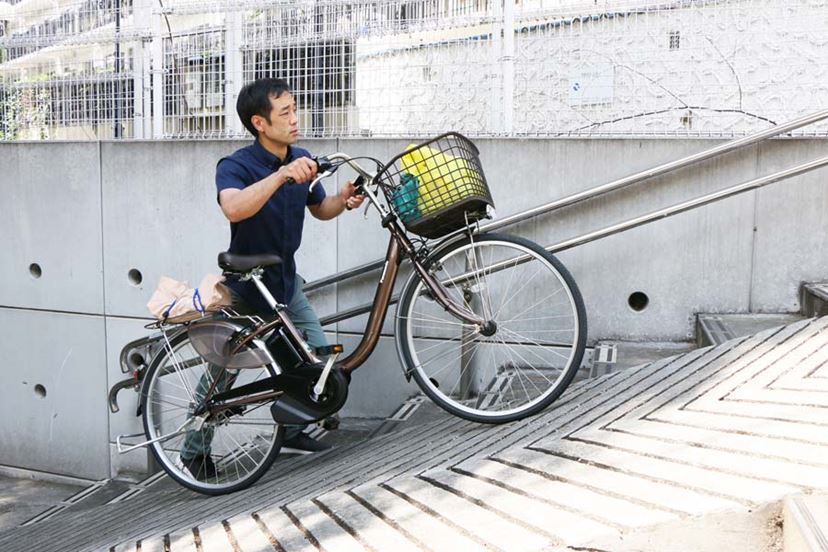 自転車を押して歩く時もアシスト機能で楽々！ パナソニック「ビビ・L・押し歩き」が便利 - 価格.comマガジン