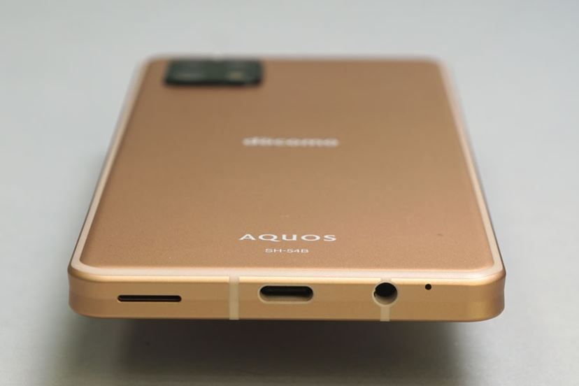 薄くて軽い! さらに電池持ちも最高レベル。シャープ「AQUOS 薄くて軽い! さらに電池持ちも最高レベル。シャープ「AQUOS