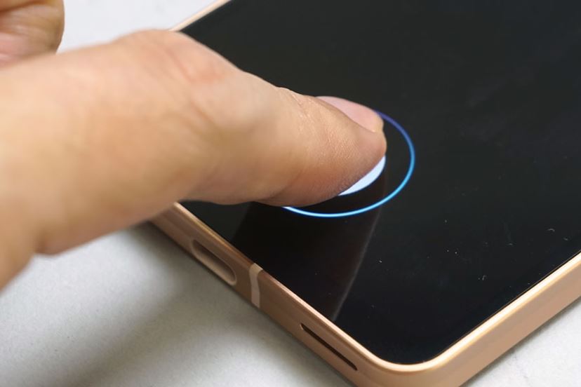 薄くて軽い! さらに電池持ちも最高レベル。シャープ「AQUOS 薄くて軽い! さらに電池持ちも最高レベル。シャープ「AQUOS