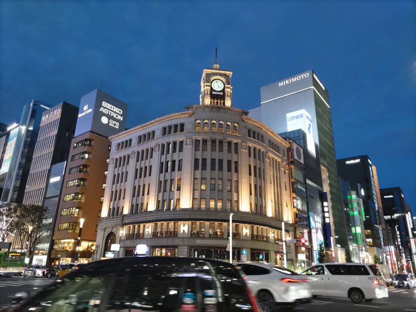 薄くて軽い! さらに電池持ちも最高レベル。シャープ「AQUOS 薄くて軽い! さらに電池持ちも最高レベル。シャープ「AQUOS