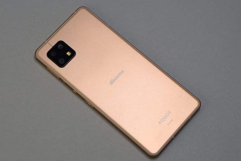 薄くて軽い! さらに電池持ちも最高レベル。シャープ「AQUOS 薄くて軽い! さらに電池持ちも最高レベル。シャープ「AQUOS