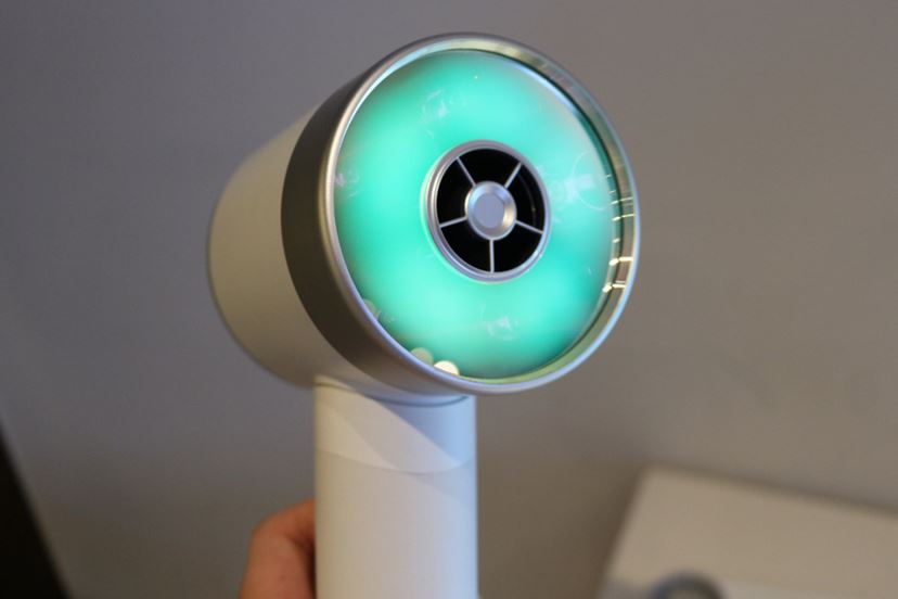 太陽のような光と風でやさしく乾かすヘアドライヤー「Zuvi Halo」に