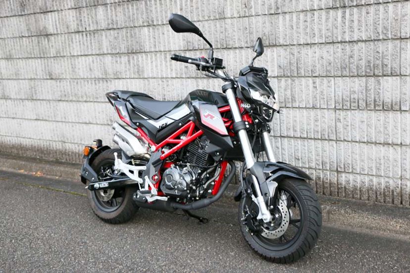 ホンダ「グロム」のライバル!? デザインがよくてコスパも高いベネリ「TNT 125」 - 価格.comマガジン