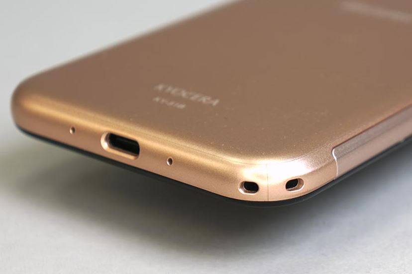 京セラ製のもうひとつのシニア向けスマホ。ドコモ「あんしん 京セラ製のもうひとつのシニア向けスマホ。ドコモ「あんしん