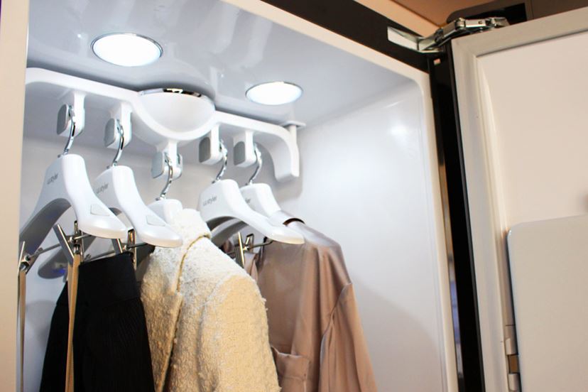 一度に5着をリフレッシュ可能！ ホームクリーニング機「LG Styler