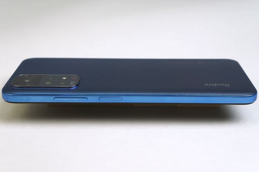 高機能有機ELディスプレイ＆クアッドカメラ搭載で24,800円