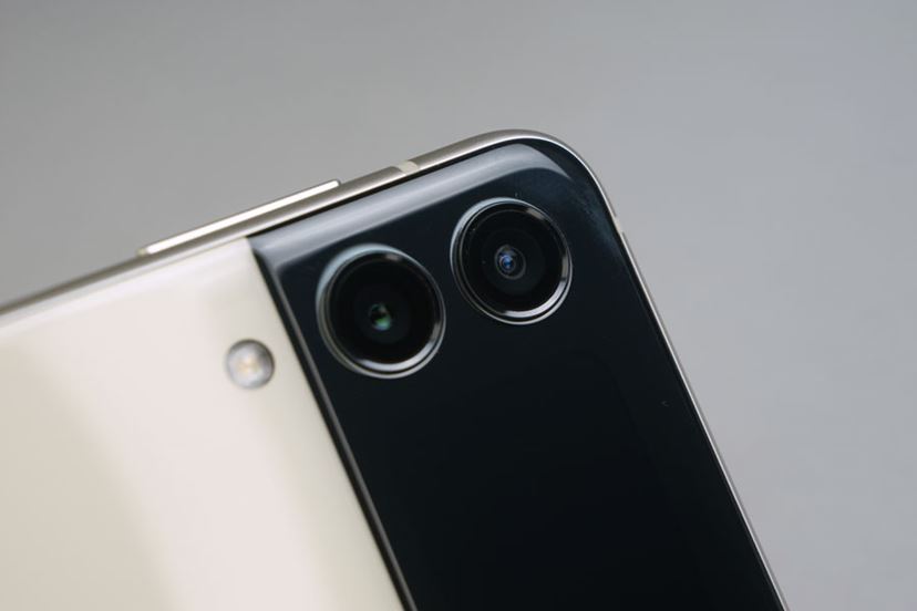 au版が2万円の値下げで購入しやすく。折りたたみスマホ「Galaxy