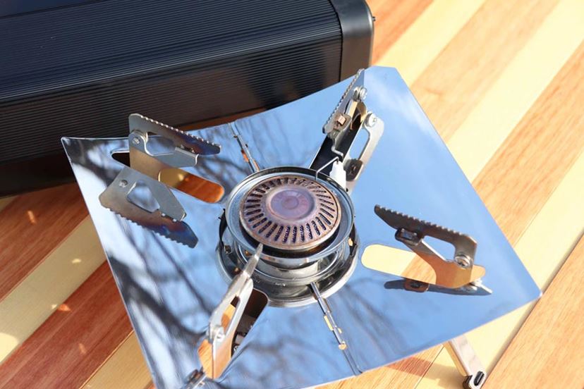 折りたためるイワタニのカセットコンロ。FORE WINDS「フォールディング