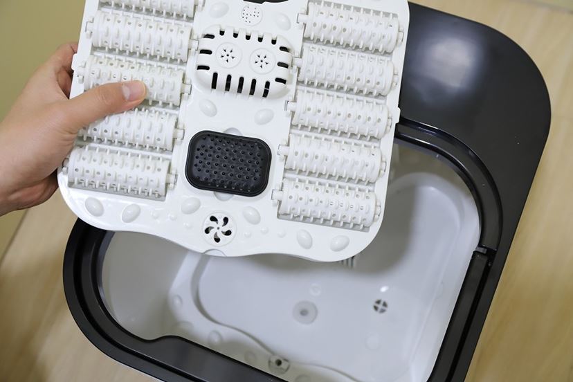 かけ湯や足つぼローラー付き! 120点の足湯マシン「おうち秘湯 かけ湯や足つぼローラー付き! 120点の足湯マシン「おうち秘湯