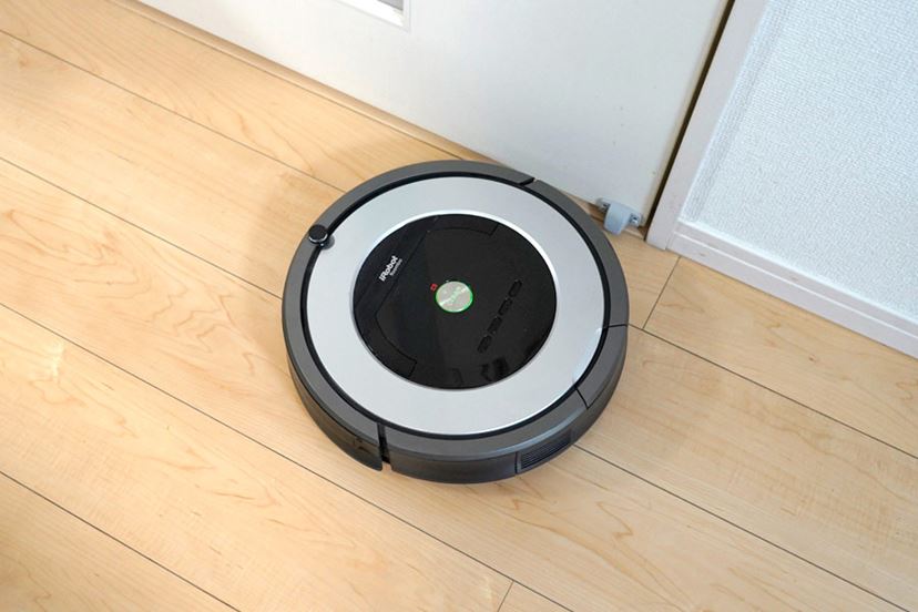 集めたゴミを吸引！「据え置き型の掃除機」でフロアワイパーが