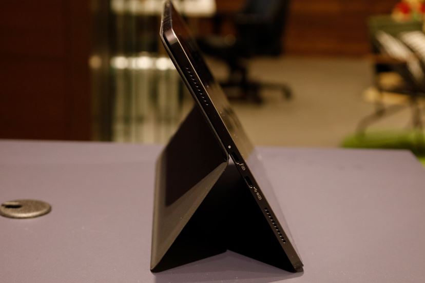 11年ぶりの復活! 世界最軽量約599gの13.3型Windowsタブレット 11年ぶりの復活! 世界最軽量約599gの13.3型Windowsタブレット