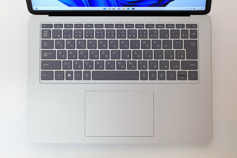 ユニークな変形機構を備えた高性能な14.4型2in1PC「Surface Laptop