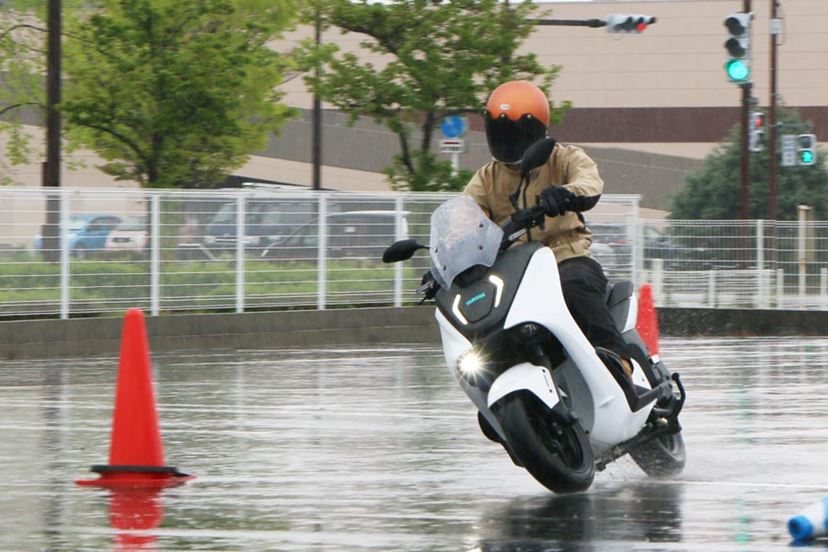 市販を熱望！ ヤマハの原付二種電動スクーター「E01」の試乗で実感した電動バイクの可能性 - 価格.comマガジン