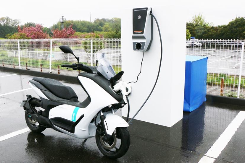 市販を熱望！ ヤマハの原付二種電動スクーター「E01」の試乗で実感した電動バイクの可能性 - 価格.comマガジン