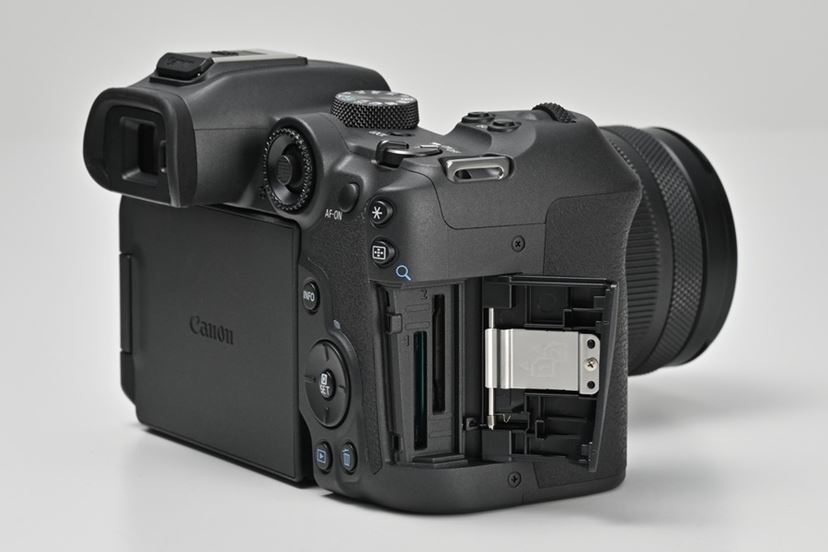 CANON EOS R7 　（シマブクロ アドアチ プリシラ ケイコ） 人気沸騰中のキヤノン「EOS R7」、 購入検討時に気になる