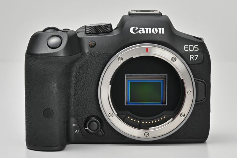 人気沸騰中のキヤノン「EOS R7」、 購入検討時に気になるポイントを