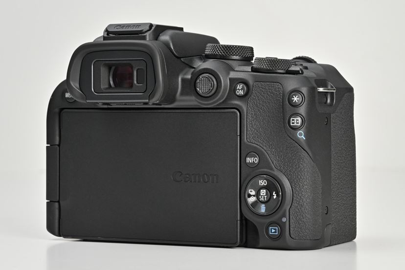 高性能を凝縮した小型・軽量ミラーレス、キヤノン「EOS R10」発売前