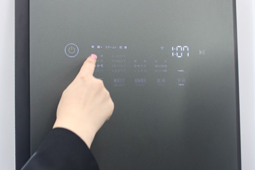 インテリアに調和するマットガラス素材のドアを採用した「LG Styler