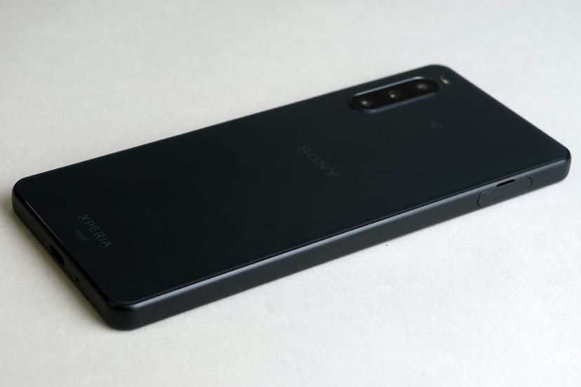 黒いスマートフォン本体 ライバルを圧倒する電池持ちの小型スマホ「Xperia 10 IV」 - 価格.com