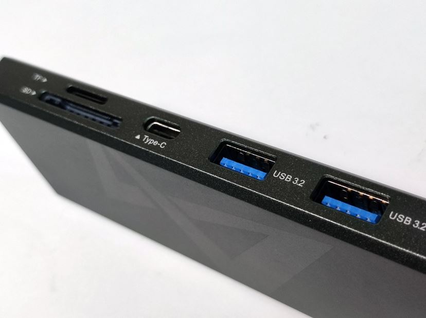 スマホに接続して手軽に高音質を実現できる「小型USB DACアンプ」の