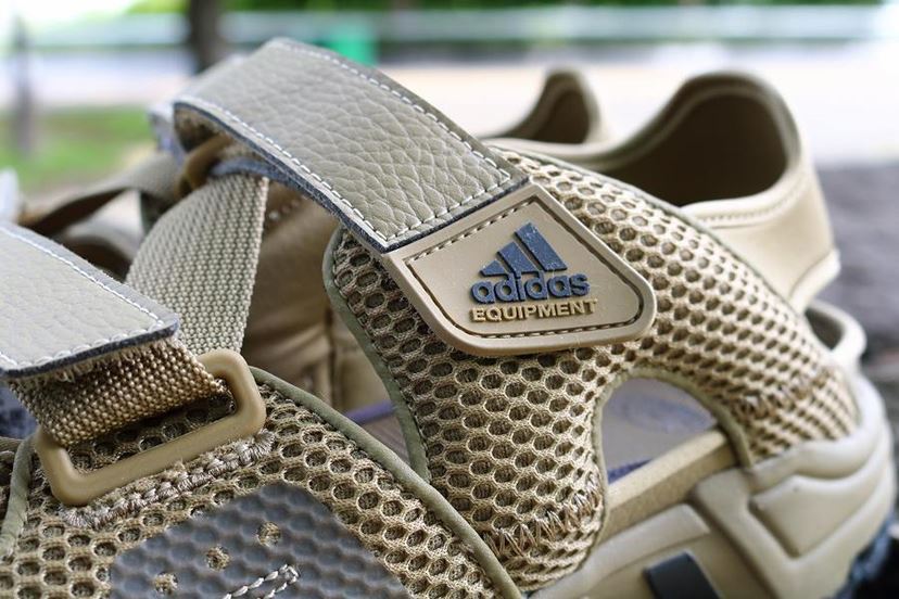 アディダスの“一石五鳥”な「EQT93 サンダル」は、とにかく楽チン