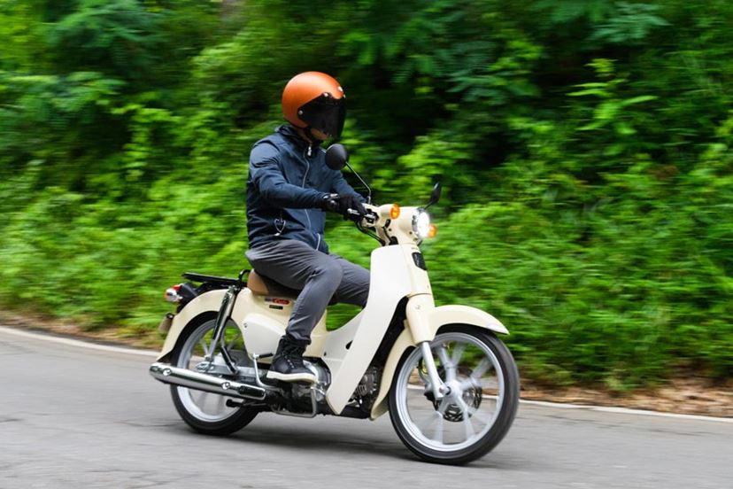 30万円強の価格でも納得の完成度！上質さと走る楽しさが向上したホンダ新型「スーパーカブ110」 - 価格.comマガジン