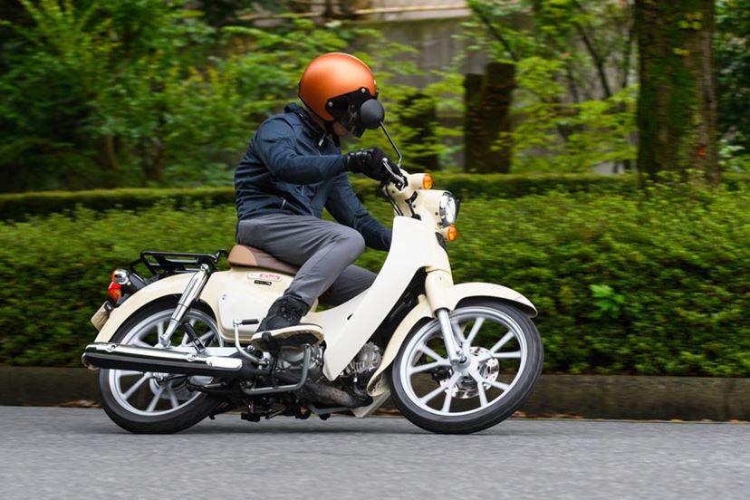 30万円強の価格でも納得の完成度！上質さと走る楽しさが向上したホンダ新型「スーパーカブ110」 - 価格.comマガジン