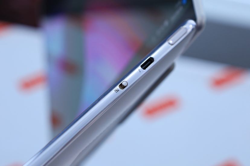 レノボ、14型の4K有機EL搭載の「Yoga Slim 970i」発表 カーボン レノボ、14型の4K有機EL搭載の「Yoga Slim 970i」発表 カーボン