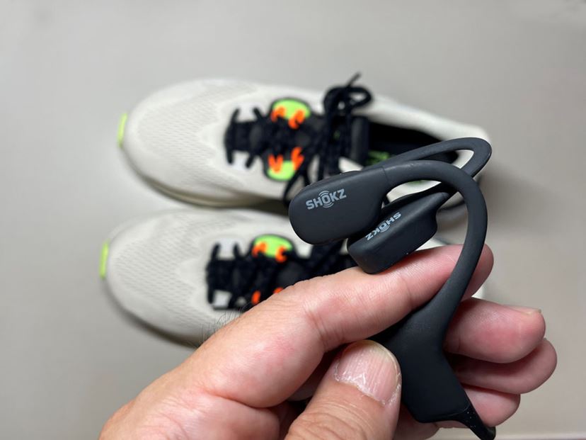 水泳中にも使える骨伝導イヤホン、Shokz「OpenSwim」の使い勝手